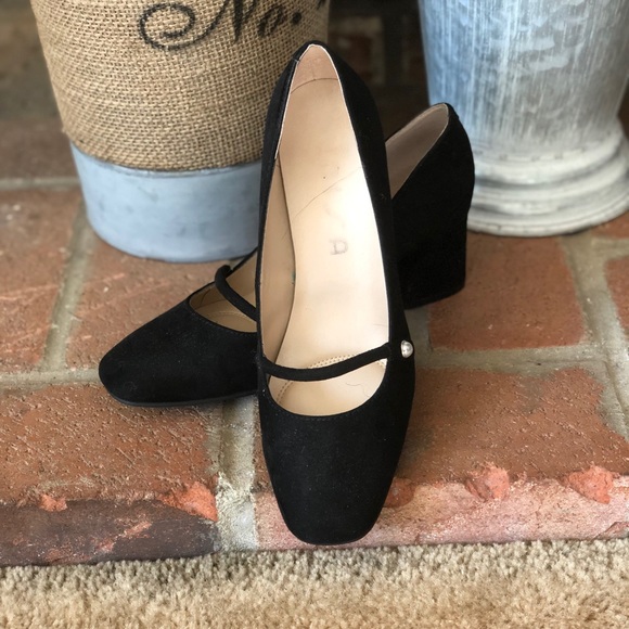 unisa black pumps